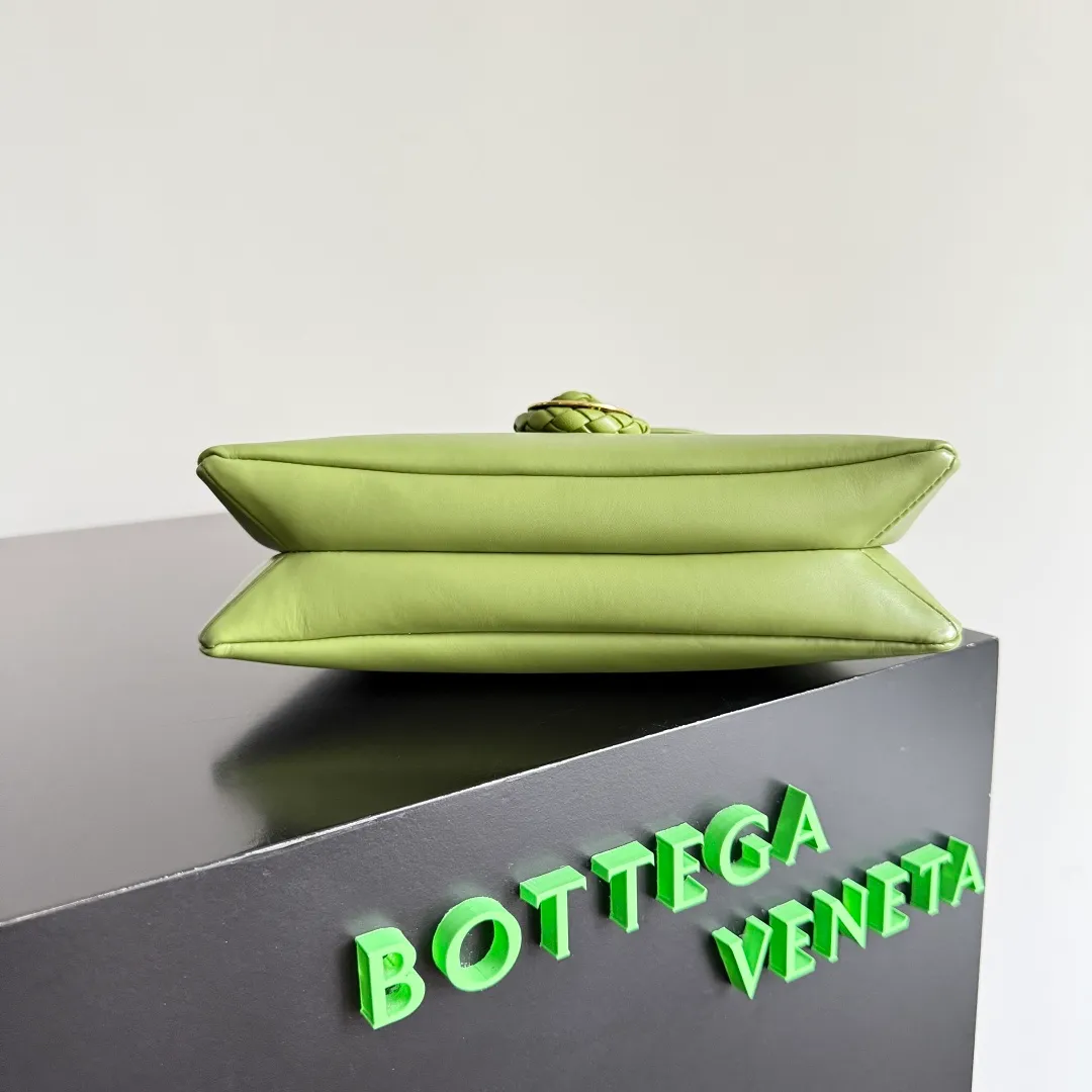 Batch 1520 BOTTEGA VENETA 2025 women's mini LIBERTA crossbody bag, the smallest size is shipped! ! Summer is here, how can you go out and play without a small bag? The "Freedom" series has the advantage of not being picky about seasons. I really like it. A small bag with a generous temperament is an indispensable item for every girl to perfectly adapt to the variety of summer outfits. The high-quality leather reveals a delicate luster. The U-shaped high-quality hardware design is enlarged in this size, which is the finishing touch. Whether it is attending a banquet or daily travel, it can show off the taste. Style No.: 826147 Size: 24*15.5*5cm